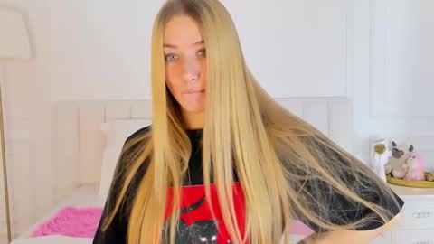 lola_lewis online show from December 3, 9:18 am