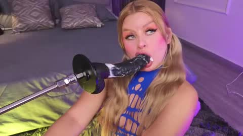 Snapshot of lolaangellx chatting on May 21, 9:33 pm Lola Angel online show from May 21, 9:33 pm