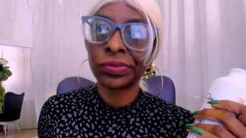 Snapshot of lolajenkiins chatting on November 29, 1:25 pm lola online show from November 29, 1:25 pm