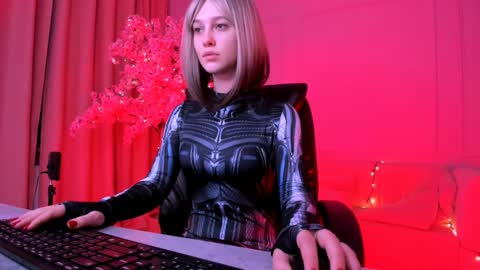 Snapshot of lolalemona chatting on December 15, 7:24 am lolalemona online show from December 15, 7:24 am