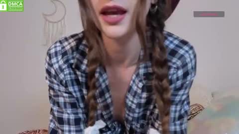 Snapshot of lolariv chatting on October 31, 12:33 am Lola 3 online show from October 31, 12:33 am