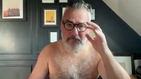 Snapshot of londongent2023 chatting on September 19, 12:17 pm EnglishBear online show from September 19, 12:17 pm