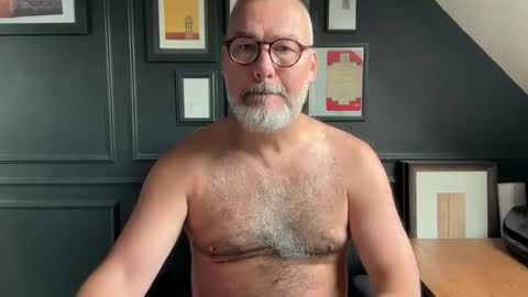 Snapshot of londongent2023 chatting on October 1, 9:04 am EnglishBear online show from October 1, 9:04 am