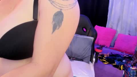 Snapshot of lonely_shewolf chatting on October 18, 4:19 pm Jennifer  online show from October 18, 4:19 pm