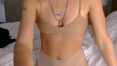 Snapshot of longlegstammy chatting on November 4, 12:48 pm Cutenurse91 online show from November 4, 12:48 pm