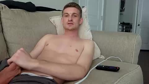 Snapshot of longroyaltyy chatting on December 13, 10:37 pm longroyaltyy online show from December 13, 10:37 pm