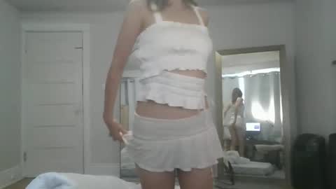 Snapshot of looking444love888 chatting on October 28, 6:10 pm Elanor online show from October 28, 6:10 pm