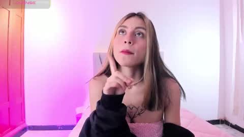 Snapshot of loolii_pink chatting on September 15, 1:22 pm Loly online show from September 15, 1:22 pm