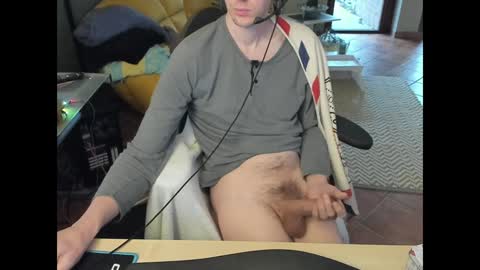 Snapshot of loomie chatting on December 7, 11:29 am loomie online show from December 7, 11:29 am