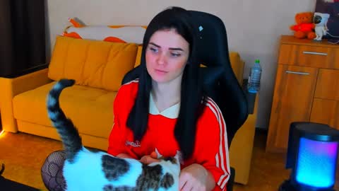 Lora Cain online show from January 24, 3:34 pm