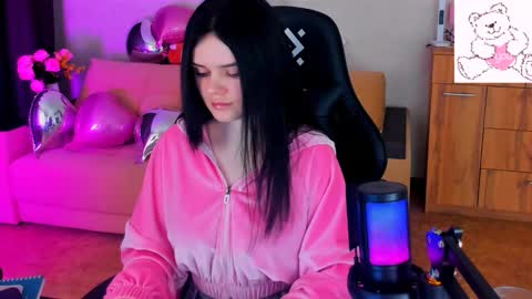 Lora Cain online show from February 22, 2:19 pm