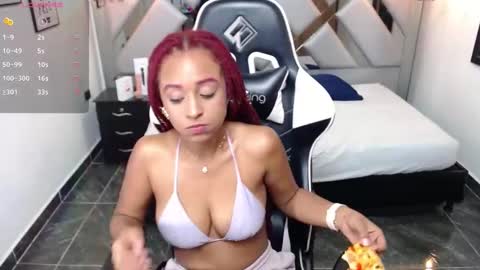 Snapshot of lorena_vieira_ chatting on December 15, 11:09 pm Lorena Vieira  online show from December 15, 11:09 pm