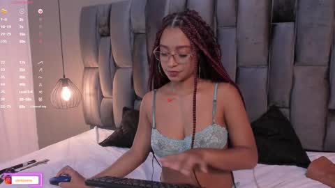 Snapshot of lorena_vieira_ chatting on February 23, 10:53 pm Lorena Vieira  online show from February 23, 10:53 pm