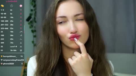 Snapshot of loriamarzinske chatting on October 1, 9:54 pm Naomi online show from October 1, 9:54 pm