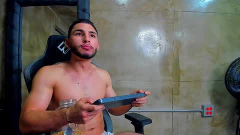 Snapshot of louis_connor chatting on March 12, 1:58 am Louis online show from March 12, 1:58 am