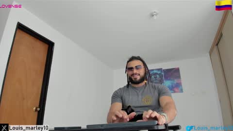 louis_marley_ online show from March 7, 7:27 pm