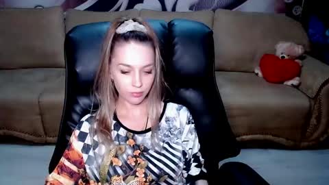 Snapshot of lovellymalina chatting on June 6, 4:33 pm private open online show from June 6, 4:33 pm