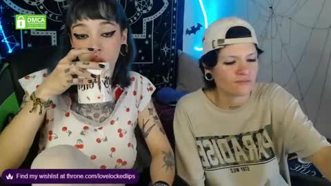 Snapshot of lovelockedlips chatting on November 18, 11:37 pm Alex Violet online show from November 18, 11:37 pm