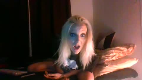LunaRedd online show from May 2, 7:13 am
