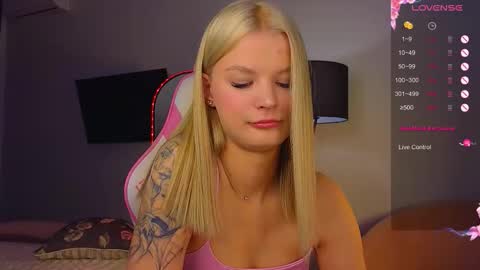 Snapshot of lovely_babyy chatting on November 7, 1:00 pm Jenny online show from November 7, 1:00 pm