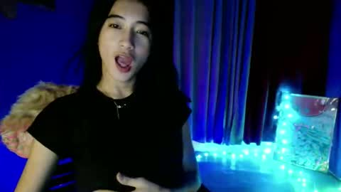 Snapshot of lovelypetite143 chatting on March 27, 8:26 am lovelypetite143 online show from March 27, 8:26 am