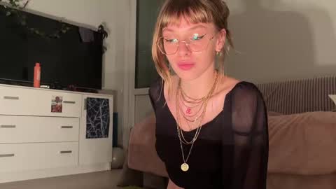 lovesstation online show from October 18, 6:08 pm