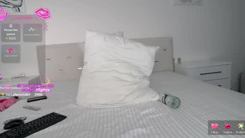 Snapshot of loving_kristina chatting on December 15, 9:24 am Cristina online show from December 15, 9:24 am