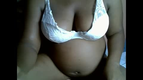 Snapshot of lowenyangvalentine chatting on November 22, 2:43 am lowenyangvalentine online show from November 22, 2:43 am