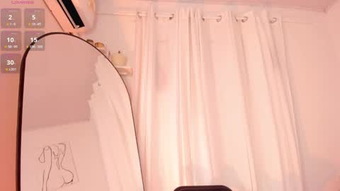 Snapshot of lucia_lee_ chatting on January 29, 12:33 am Lucia online show from January 29, 12:33 am