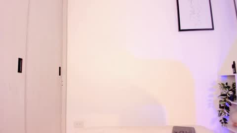 Snapshot of lucia_lee_ chatting on November 21, 9:24 pm Lucia online show from November 21, 9:24 pm