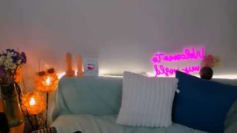 Snapshot of lucia_lucky chatting on November 22, 6:12 am Sindy online show from November 22, 6:12 am