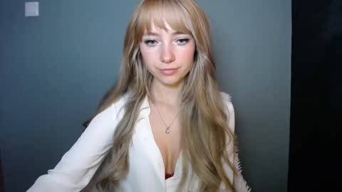 Snapshot of luciacam20 chatting on October 28, 7:45 am Lucy online show from October 28, 7:45 am