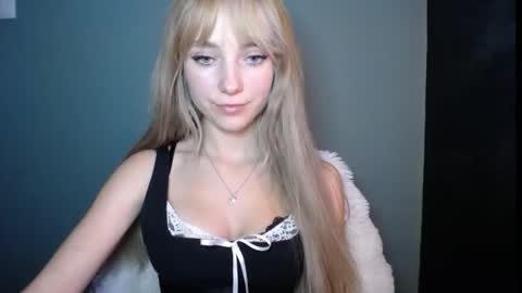 Snapshot of luciacam20 chatting on October 29, 8:43 pm Lucy online show from October 29, 8:43 pm