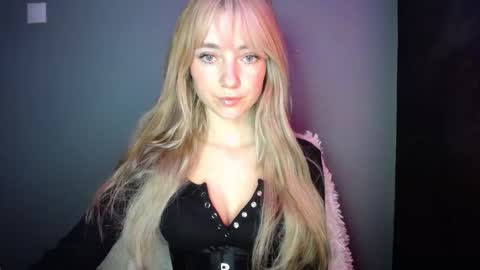 Snapshot of luciacam20 chatting on November 13, 7:40 am Lucy online show from November 13, 7:40 am