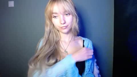 Snapshot of luciacam20 chatting on November 15, 8:22 am Lucy online show from November 15, 8:22 am