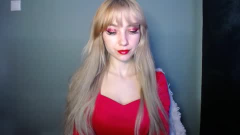 Snapshot of luciacam20 chatting on November 19, 7:41 am Lucy online show from November 19, 7:41 am