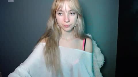 Snapshot of luciacam20 chatting on November 22, 8:02 am Lucy online show from November 22, 8:02 am