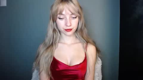 Snapshot of luciacam20 chatting on November 23, 7:35 pm Lucy online show from November 23, 7:35 pm