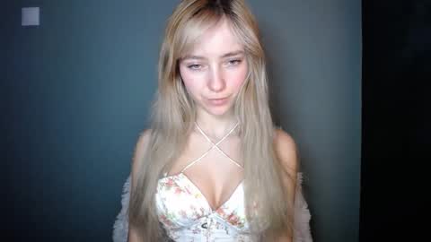 Snapshot of luciacam20 chatting on December 14, 7:36 am Lucy online show from December 14, 7:36 am