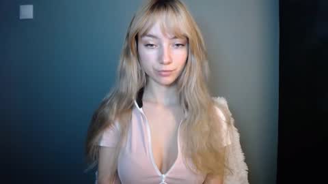 Snapshot of luciacam20 chatting on December 16, 1:27 pm Lucy online show from December 16, 1:27 pm