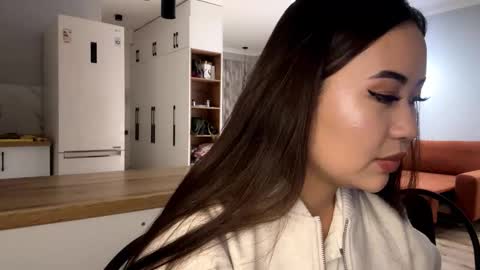 Snapshot of lucialostroh chatting on November 2, 12:18 pm Kira online show from November 2, 12:18 pm