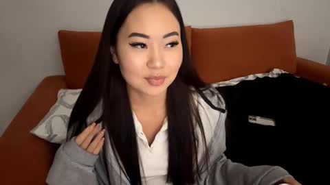 Snapshot of lucialostroh chatting on November 7, 2:39 pm Kira online show from November 7, 2:39 pm