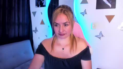Snapshot of luciamature_ chatting on December 1, 8:47 pm Lucia online show from December 1, 8:47 pm