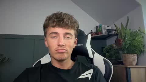 Snapshot of luciancrowe chatting on September 8, 3:22 pm Lucian online show from September 8, 3:22 pm