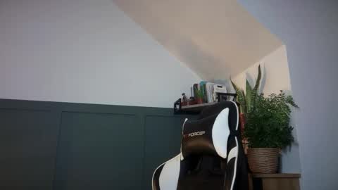 Snapshot of luciancrowe chatting on September 9, 10:09 pm Lucian online show from September 9, 10:09 pm