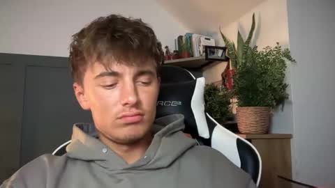 Snapshot of luciancrowe chatting on September 10, 7:36 pm Lucian online show from September 10, 7:36 pm