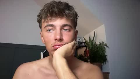 Snapshot of luciancrowe chatting on September 16, 11:28 pm Lucian online show from September 16, 11:28 pm