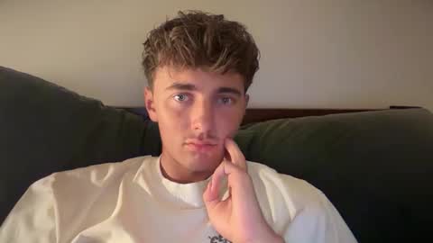 Snapshot of luciancrowe chatting on October 1, 1:55 am Lucian online show from October 1, 1:55 am