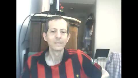 Snapshot of lucianoaxel chatting on February 11, 1:32 am Luciano online show from February 11, 1:32 am