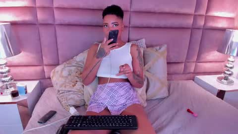 Snapshot of luciawallace chatting on February 11, 1:31 am lucia wallace online show from February 11, 1:31 am